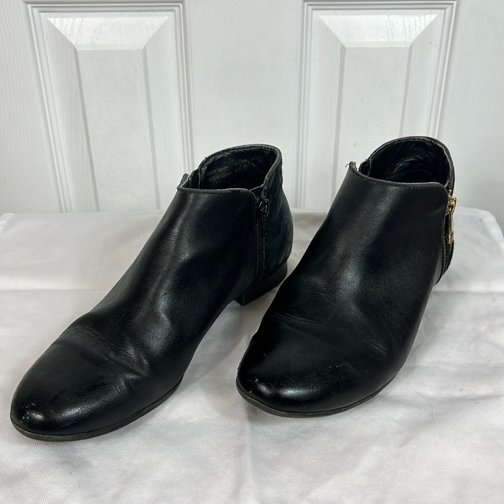 Aldo black ankle high boots size 8.5. Has zippers on both sides.